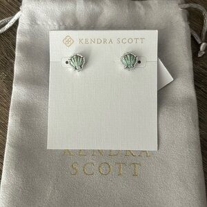 NWT - Kendra Scott Brynne shell silver stud earrings